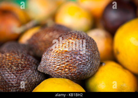 Salak Obst (oder schlangenhaut) auf einem Marktstand in Bali. Stockfoto