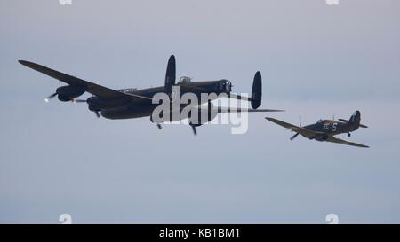 Avro Lancaster B1 und Hawker Hurricane Mk IIc der Schlacht um England Memorial Flight Stockfoto