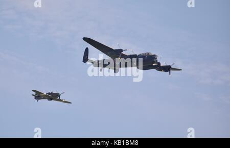 Avro Lancaster B1 und Hawker Hurricane Mk IIc der Schlacht um England Memorial Flight Stockfoto