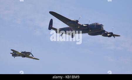 Avro Lancaster B1 und Hawker Hurricane Mk IIc der Schlacht um England Memorial Flight Stockfoto