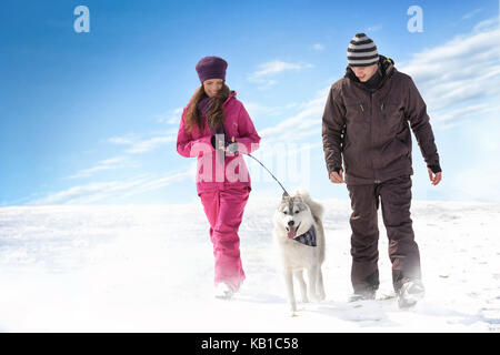 Junges Paar mit Hund. Stockfoto