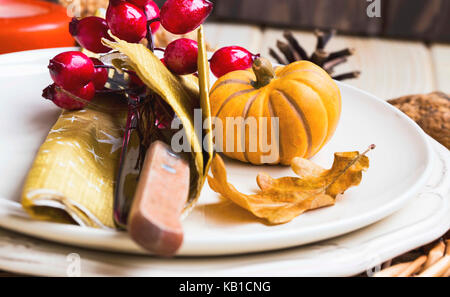 Thanksgiving Einstellung Tischdekoration mit Besteck, Tellern und Herbst Dekorationen Stockfoto