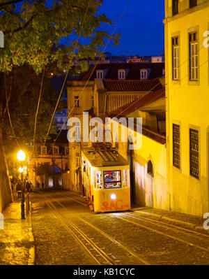 Ansicht der Seilbahn hinunter die Straße bei Nacht. in Lissabon, Portugal Stockfoto