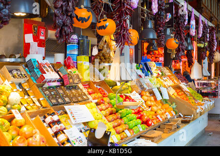 MADRID, Spanien - 07.November 2016: Im Inneren des Mercado San Miguel in Madrid, Spanien. Mercado San Miguel von Madrid ist eine der beliebtesten Sehenswürdigkeiten in Madr Stockfoto