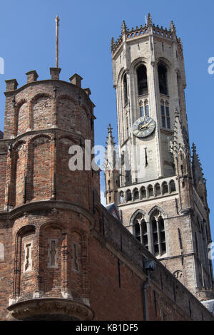 Stadt Brügge, Belgien. Malerische Ansicht der ehemaligen Markthalle mit dem Mittelalter, der Belfried von Brügge im Hintergrund. Stockfoto