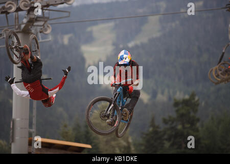 Loron Ardrien (l) und Thomas Slavik im Dual Speed und Style Wettbewerb bei Crankworx in Whistler 2017 Whistler, Britisch-Kolumbien konkurrieren. 12. August Stockfoto