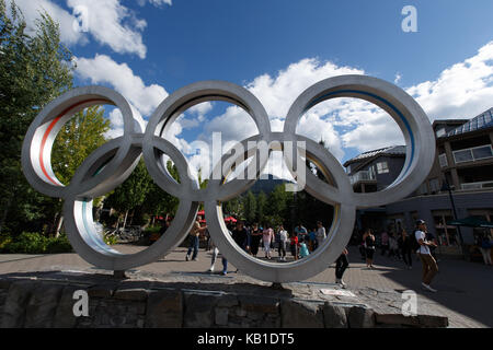 Olympic Plaza und die Olympischen Ringe in Whistler Resort, British Columbia, Kanada. Whistler, Britisch-Kolumbien. August 13, 2017. Stockfoto