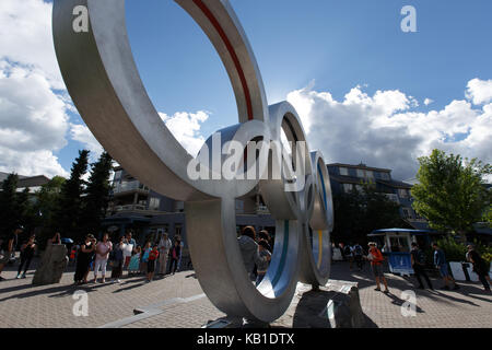 Olympic Plaza und die Olympischen Ringe in Whistler Resort, British Columbia, Kanada. Whistler, Britisch-Kolumbien. August 13, 2017. Stockfoto