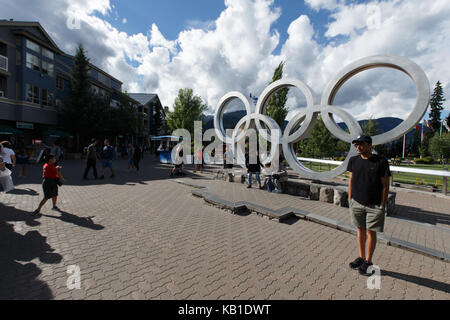 Olympic Plaza und die Olympischen Ringe in Whistler Resort, British Columbia, Kanada. Whistler, Britisch-Kolumbien. August 13, 2017. Stockfoto