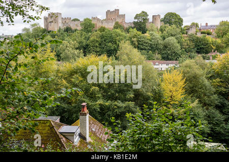 Ludlow Castle mit Blick auf den Markt Stadt Ludlow, Shropshire, England, Großbritannien Stockfoto