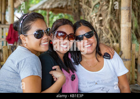 Portrait von philippinischen Schwestern mit ihrer Mutter in Ormoc City, Leyte Island, Philippinen. Stockfoto