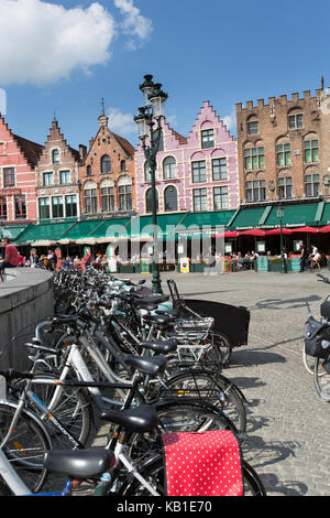 Stadt Brügge, Belgien. Malerische Ansicht von Fahrrädern in Brügge Marktplatz geparkt, Stockfoto