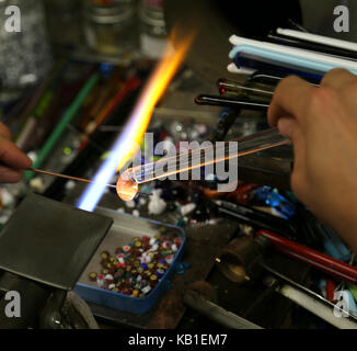 Glassworker arbeitet mit heißen Flamme in der Werkstatt in Italien Stockfoto