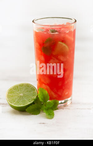 Kalte frische Wassermelone Saft mit Minze und Limette Citrus Stockfoto