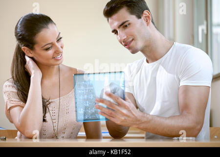 Zwei junge Studenten über futuristische digitale Tablet Stockfoto
