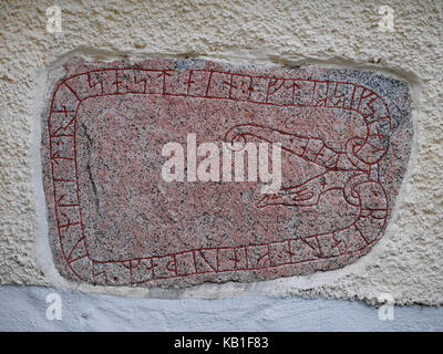 Runestone in der Mauer der Kirche von Husby-Ärlinghundra , außerhalb von Märsta, Sigtuna, nördlich von Stockholm in Uppland, Schweden, Europa gebaut. Stockfoto