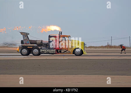 Shockwave Jet Truck Race im Miramar Airshow starten Stockfoto