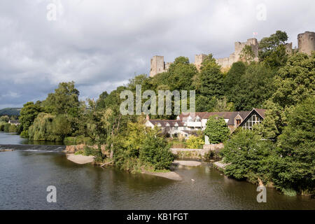 Ludlow Castle mit Blick auf den Markt Stadt Ludlow, Shropshire, England, Großbritannien Stockfoto