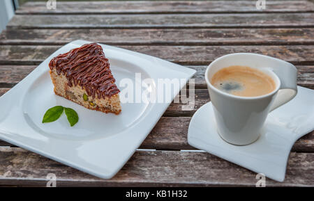 Hausgemachte Schokolade Kuchen mit Tasse Kaffee Stockfoto