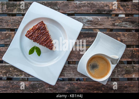 Hausgemachte Schokolade Kuchen mit Tasse Kaffee Stockfoto