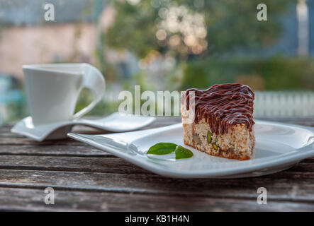 Hausgemachte Schokolade Kuchen mit Tasse Kaffee Stockfoto