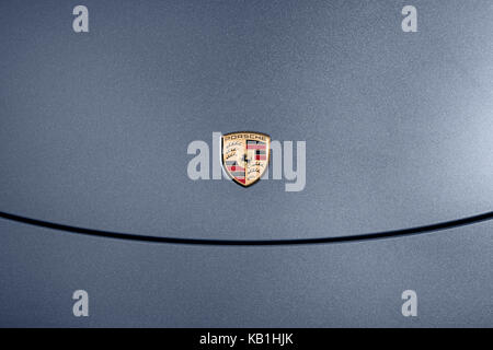 Porsche 911 Motorhaube Detail mit Abzeichen und grau metallic Lackierung. Stockfoto