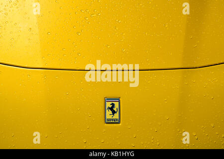 Ferrari F12 Motorhaube Detail mit Abzeichen, gelbe Lackierung und Regentropfen. Stockfoto