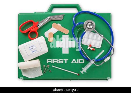 Ein Erste Hilfe Kit auf weißem Hintergrund mit Freistellungspfad isoliert. Stockfoto