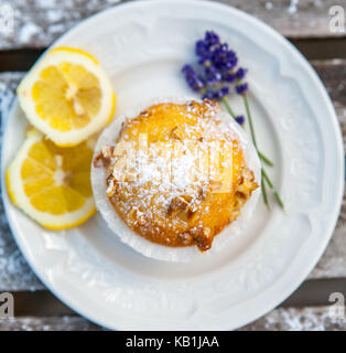 Hausgemachte Muffins mit Zitrone auf einem Holztisch Stockfoto