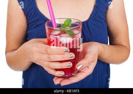 Nahaufnahme Bild einer jungen Frau mit einem Glas Himbeersaft mit Eis und Minze auf isolierte Hintergrund Stockfoto