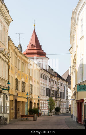 SANKT PÖLTEN, ÖSTERREICH - AUGUST 27: Fußgängerzone in der historischen Altstadt von Sankt Pölten, Österreich am 27. August 2017. Stockfoto