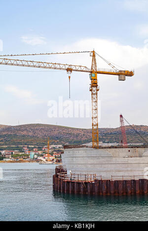 Brückenbau - Kran über die Adria Hafen in Trogir, Kroatien Stockfoto