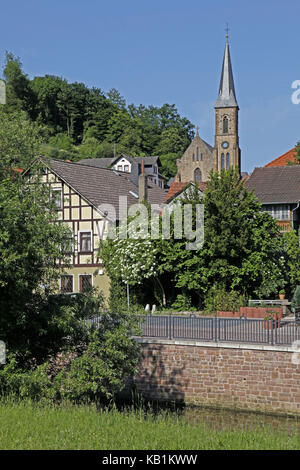 Deutschland, Hessen, Bad Soden-Salmünster, Altstadt, Kirche St. Laurentius, Fachwerkhaus, Stockfoto