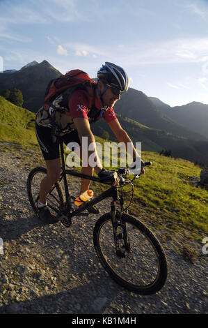 Mountainbiken im vorkarwendel, Tirol, Österreich, Stockfoto