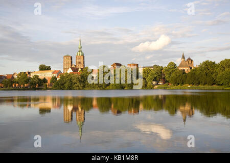 Blick über den Knieperteich auf die Altstadt der Hansestadt Stralsund, Mecklenburg-Vorpommern, Norddeutschland, Deutschland, Stockfoto