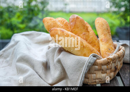 Hausgemachte französische Baguettes in einem Weidenkorb Stockfoto