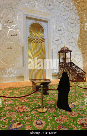 Person in der Sheikh Zayed Moschee, Abu Dhabi, Stockfoto