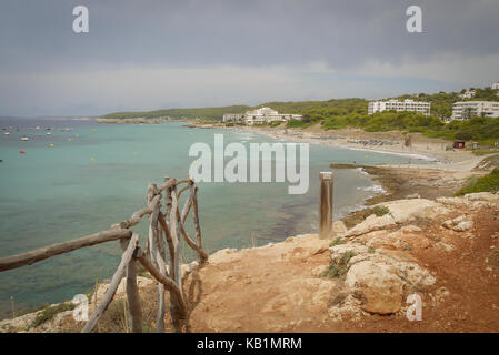 Mit Blick auf den Strand von Santo Tomas Menorca Stockfoto