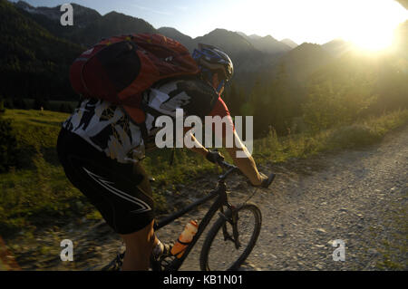 Mountainbiken im vorkarwendel, Tirol, Österreich, Stockfoto