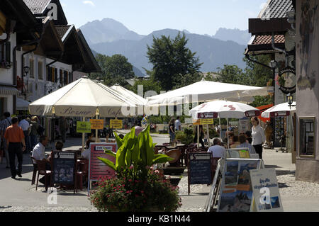 Fußgängerzone in Mittenwald, Oberbayern, Deutschland, Stockfoto