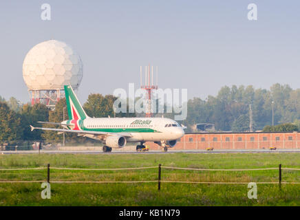 Ein Alitalia Flugzeug Just Landed an der Mailänder Flughafen Linate in der Region Lombardei in Norditalien. Alitalia steckt in finanziellen Schwierigkeiten Stockfoto