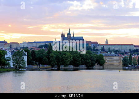 Tschechien, Prag, Blick auf die Prager Burg und die Karlsbrücke, Stockfoto