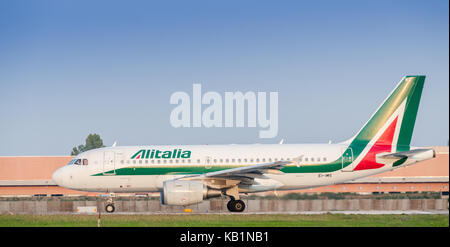 Ein Alitalia Flugzeug Just Landed an der Mailänder Flughafen Linate in der Region Lombardei in Norditalien. Alitalia steckt in finanziellen Schwierigkeiten Stockfoto