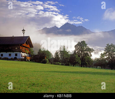 Österreich, Tirol, Region Kitzbühel, Ellmau, Wilder Kaiser, Bauernhof bei Söll gegen den Scheffauer, Stockfoto