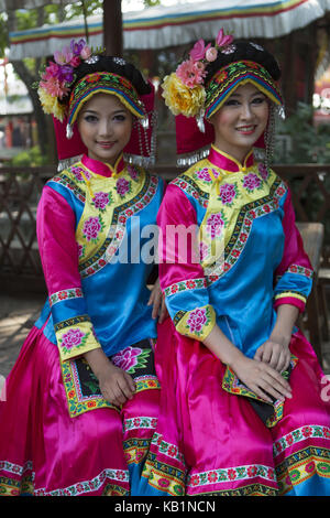 Zwei junge Mädchen in traditioneller Kleidung, Splendid China Park, shenzhin, Stockfoto