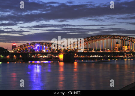 Deutschland, Nordrhein-Westfalen, Köln, Stadt, Rhein und Hohenzollernbrücke, Abenddämmerung, Stockfoto