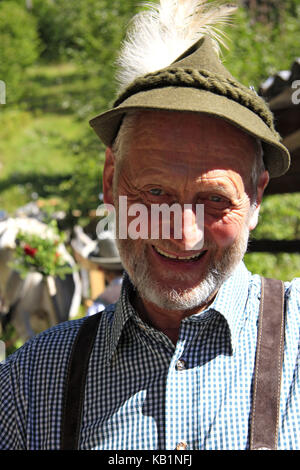 Fröhlicher Tiroler Almbauer beim Almabtrieb (im Herbst feierliche Abfuhr von Tieren von den Almen ins Tal) in Jerzens, Tirol, Pitztal, Österreich, Stockfoto