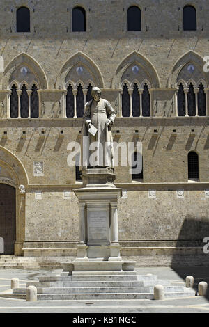 Italien, Toskana, Siena, die Banca Monte dei Paschi di Siena, Palazzo Salimbeni mit Statue der Canon sallustion chapelini, Stockfoto