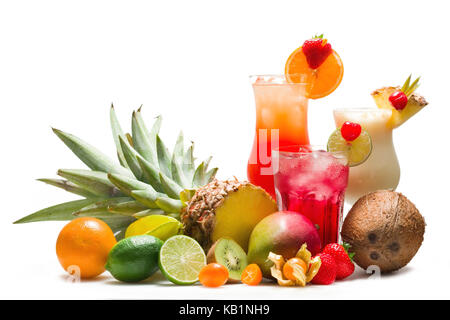 Verschiedene Cocktails mit tropischen Früchten, Stockfoto