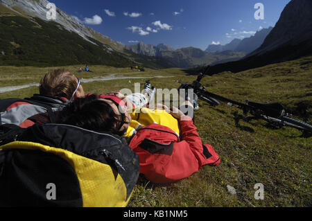 Paar, Lügen, Mountainbiking, Karwendel, Tirol, Österreich, Stockfoto